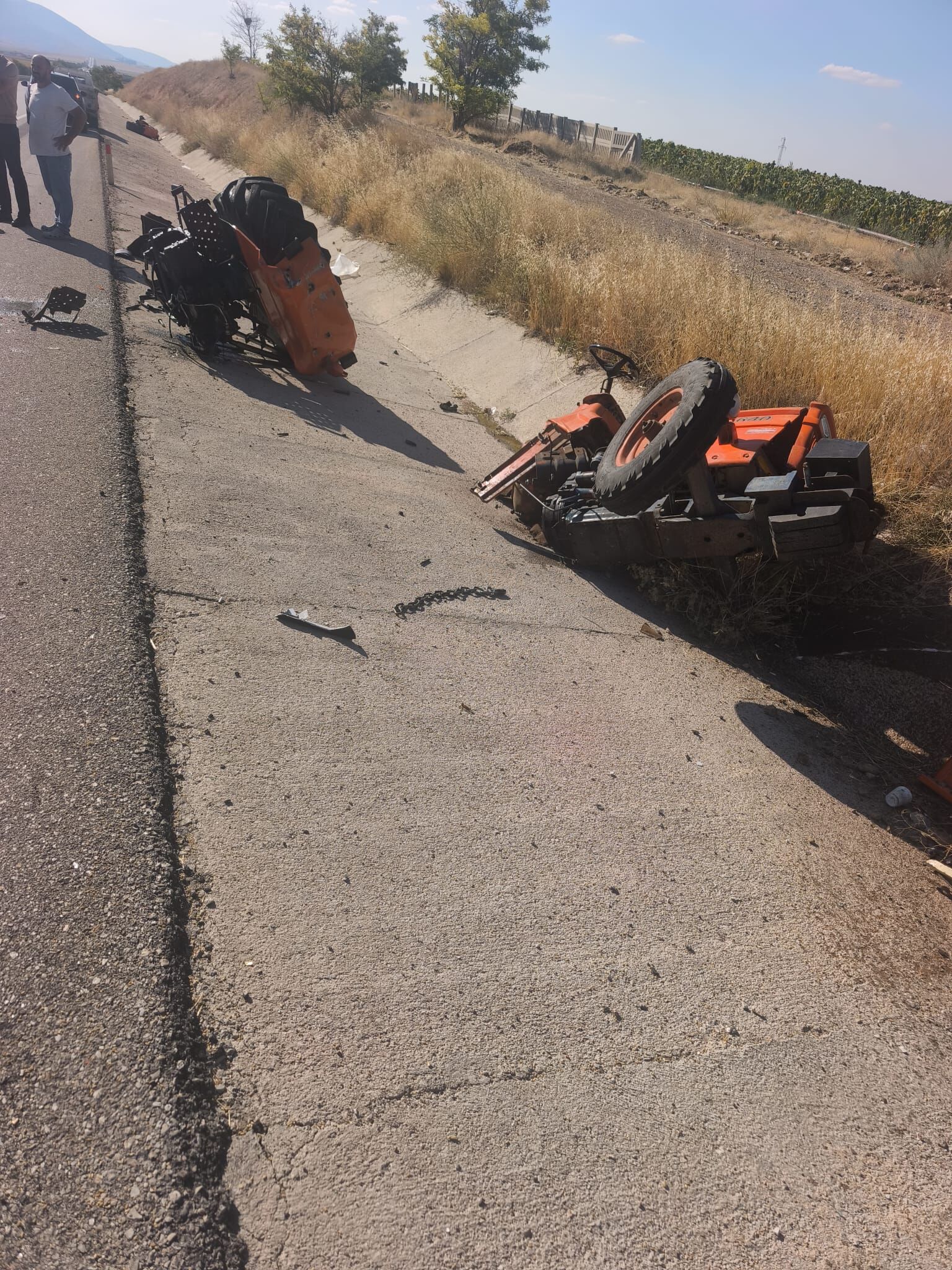 Karaman Konya Yolunda Feci Kaza Traktor Ikiye Ayrildi 2 Yarali (3)