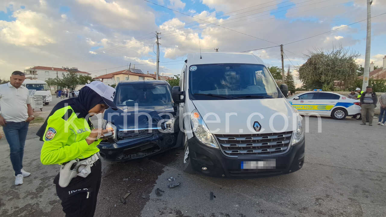 Karaman Son Dakika Ogrencileri Tasiyan Okul Servisi Kaza Yapti1