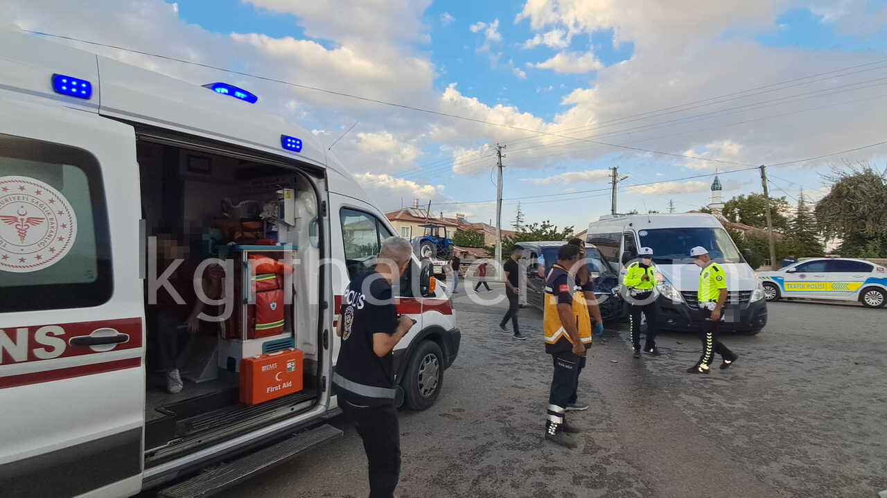 Karaman Son Dakika Ogrencileri Tasiyan Okul Servisi Kaza Yapti9