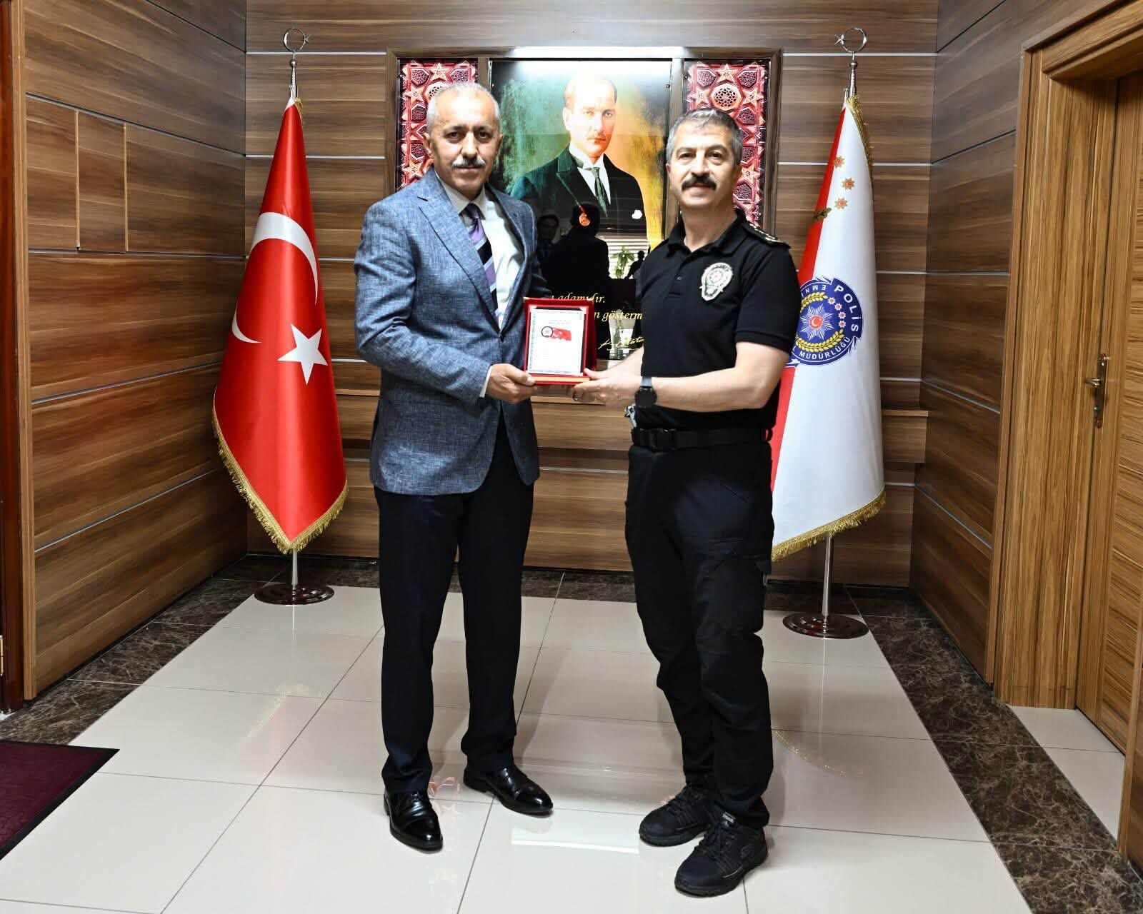 Karamanda 31 Yillik Polis Memuru Salih Varli Emekli Oldu2