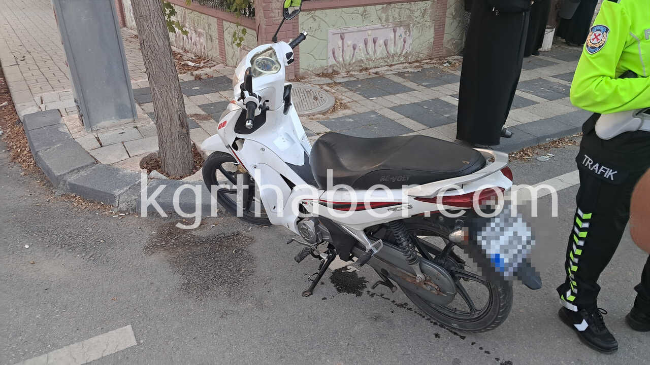 Karamanda Acilan Otomobil Kapisina Carpan Motosiklet Devrildi 2 Yarali1