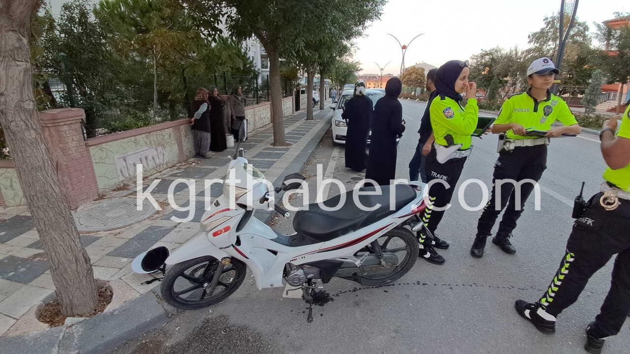 Karamanda Acilan Otomobil Kapisina Carpan Motosiklet Devrildi 2 Yarali2