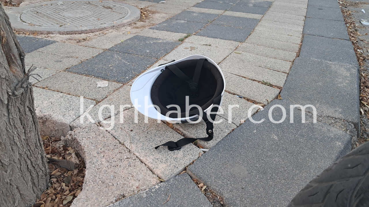 Karamanda Acilan Otomobil Kapisina Carpan Motosiklet Devrildi 2 Yarali3