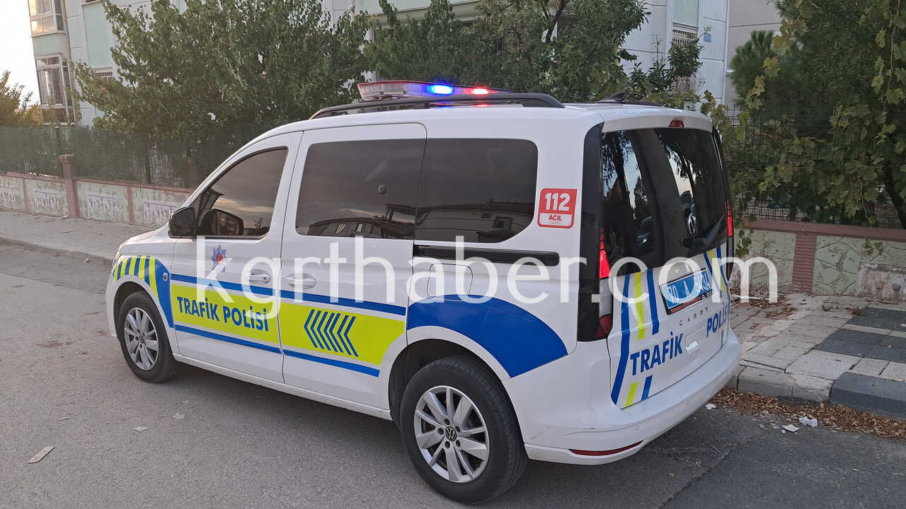 Karamanda Acilan Otomobil Kapisina Carpan Motosiklet Devrildi 2 Yarali4