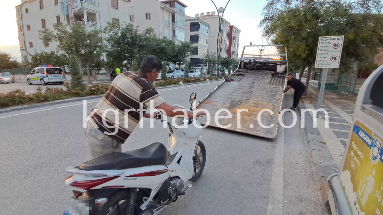 Karamanda Acilan Otomobil Kapisina Carpan Motosiklet Devrildi 2 Yarali5