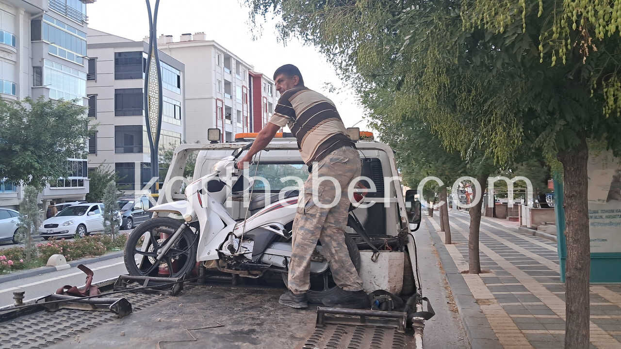 Karamanda Acilan Otomobil Kapisina Carpan Motosiklet Devrildi 2 Yarali6