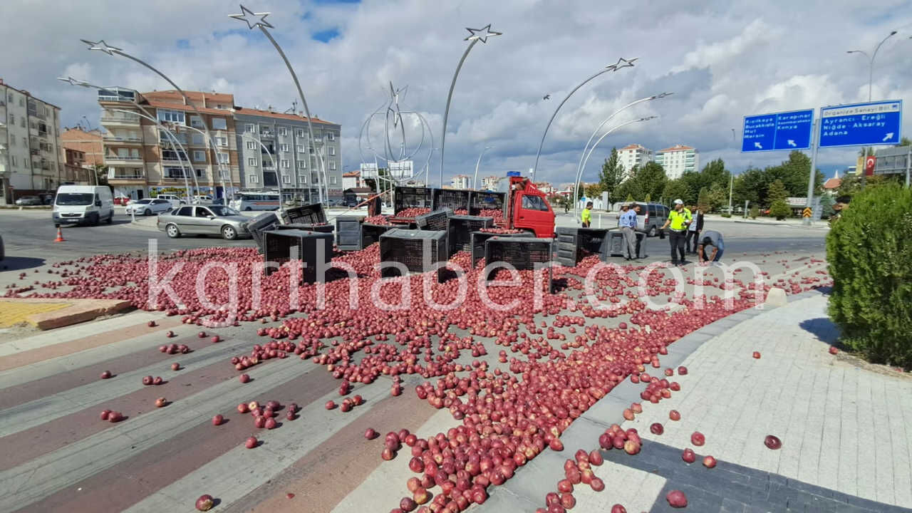 Karamanda Elma Yuklu Kamyonetin Kasasindaki Tonlarca Elma Yola Sacildi2