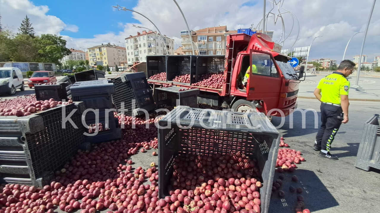 Karamanda Elma Yuklu Kamyonetin Kasasindaki Tonlarca Elma Yola Sacildi3
