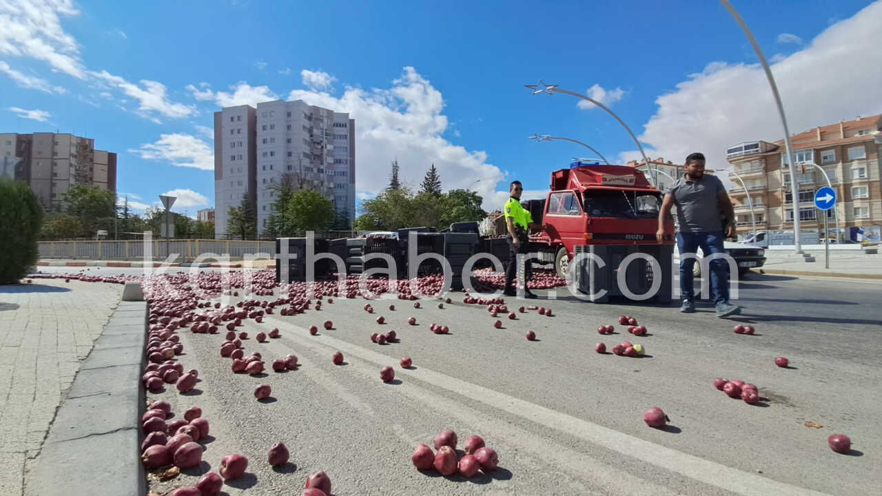 Karamanda Elma Yuklu Kamyonetin Kasasindaki Tonlarca Elma Yola Sacildi4