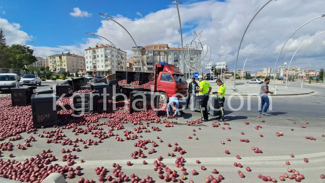 Karamanda Elma Yuklu Kamyonetin Kasasindaki Tonlarca Elma Yola Sacildi5