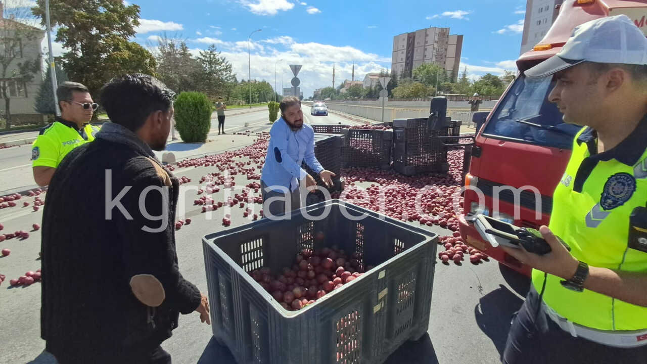 Karamanda Elma Yuklu Kamyonetin Kasasindaki Tonlarca Elma Yola Sacildi6
