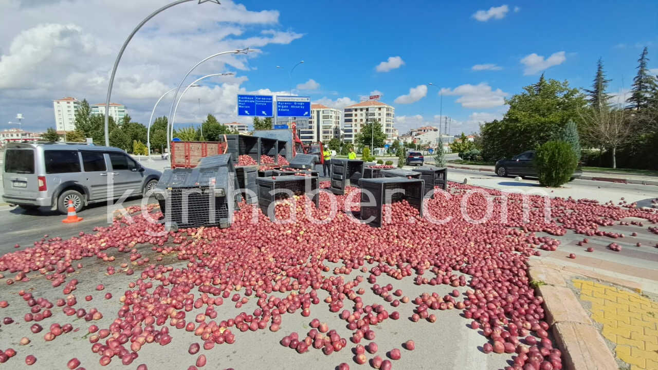 Karamanda Elma Yuklu Kamyonetin Kasasindaki Tonlarca Elma Yola Sacildi7