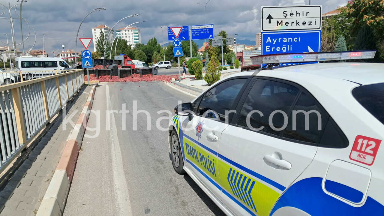 Karamanda Elma Yuklu Kamyonetin Kasasindaki Tonlarca Elma Yola Sacildi8