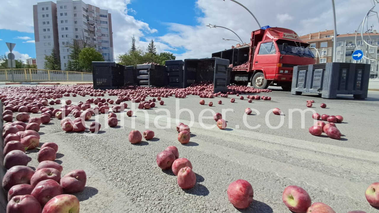 Karamanda Elma Yuklu Kamyonetin Kasasindaki Tonlarca Elma Yola Sacildi9