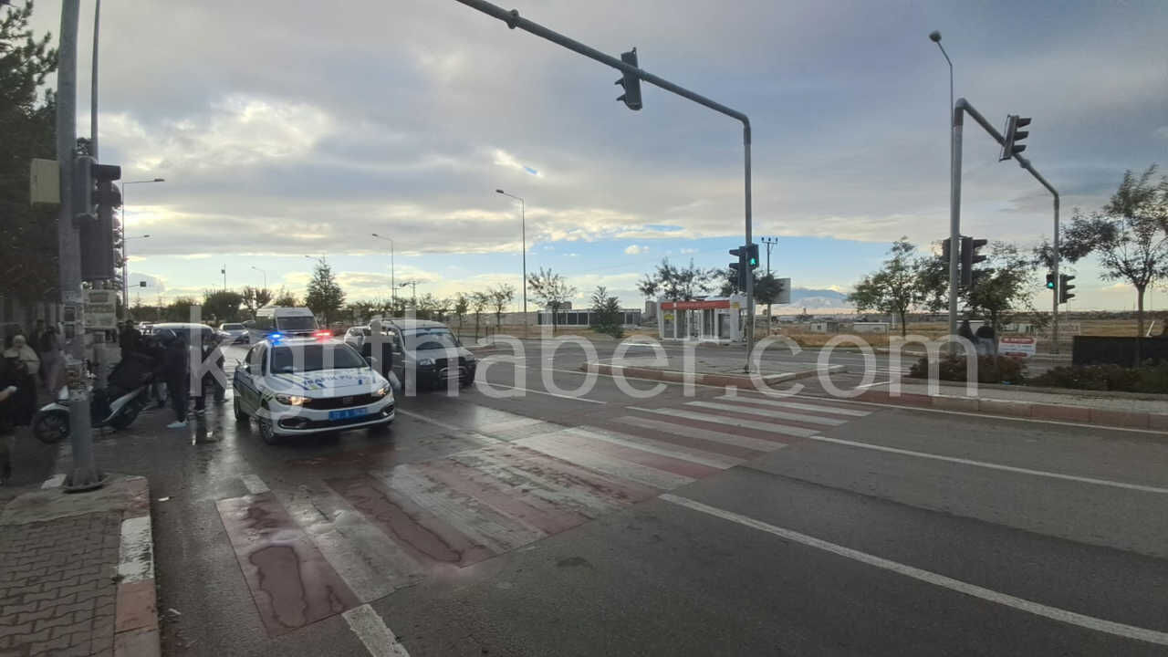 Karamanda Geri Manevra Yapan Otomobil Universite Ogrencisine Carpti Muayenem Yok Deyip Kacti1