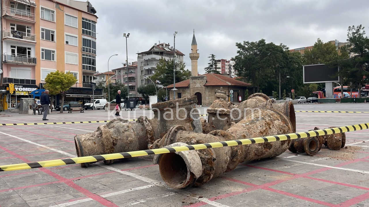 Karamanda Ilginc Sergi 40 Yillik Vanalar Meydanda Sergilendi2