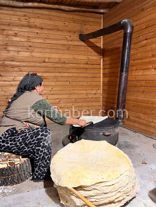 Karamanda Kadinlar Imece Usuluyle Asirlik Kislik Yufka Ekmek Gelenegini Surduruyor3