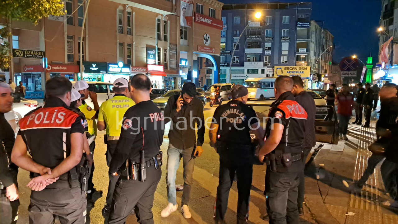 Karamanda Kalabalik Grubun Sokak Ortasindaki Kavgasi Kamerada 6 Yarali5