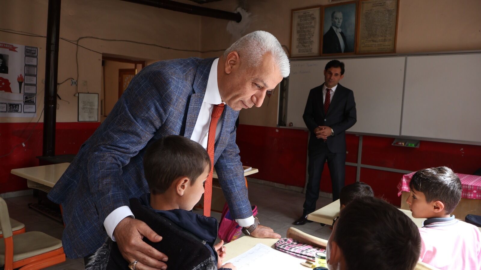 Karamanda Mudur Kilinc 4 Koy Okulunu Ziyaret Etti (1)