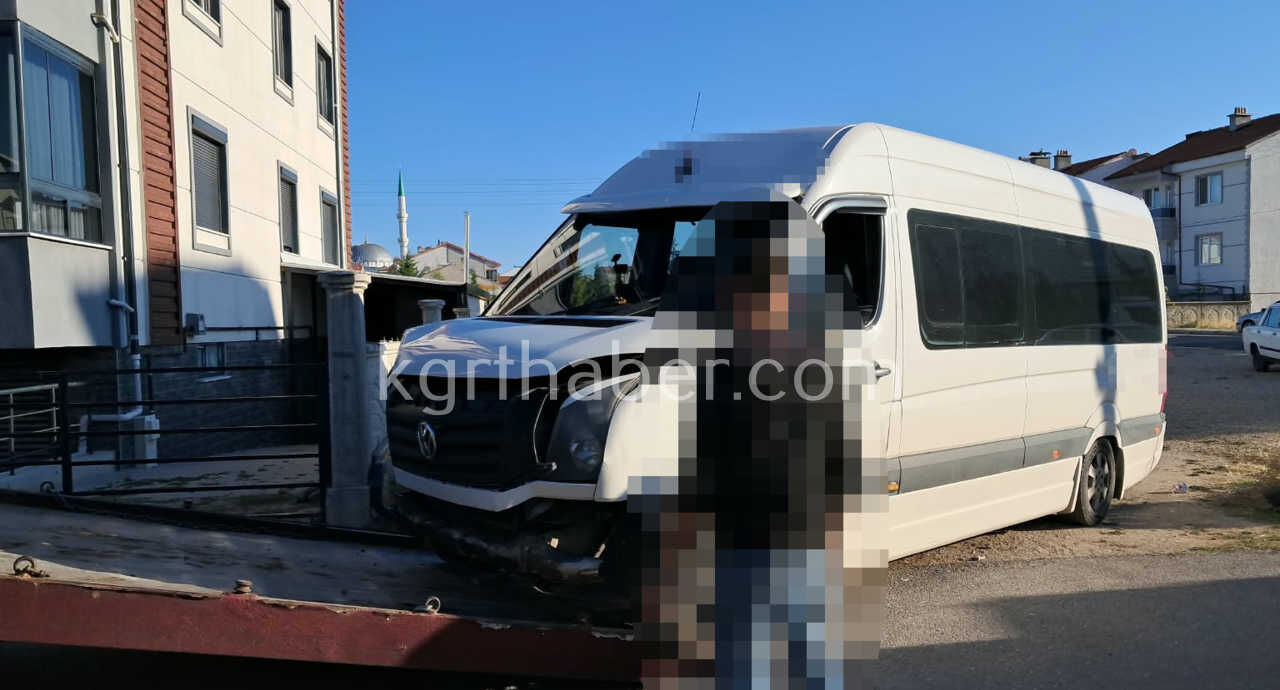 Karamanda Okul Servisi Ile Otomobil Carpisti 1 Kisi Yarali0