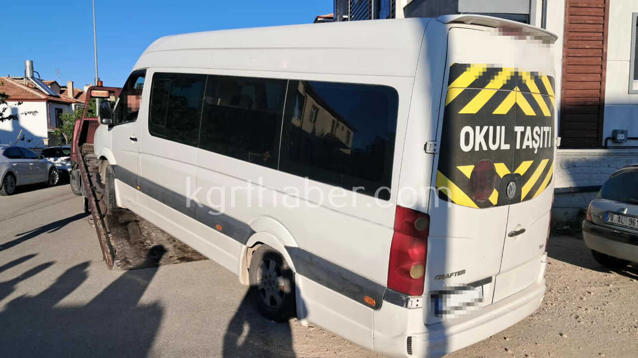 Karamanda Okul Servisi Ile Otomobil Carpisti 1 Kisi Yarali1