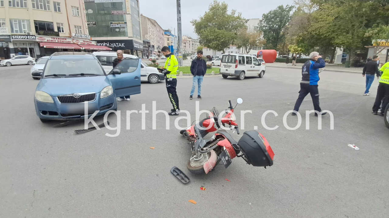 Karamanda Otomobil Ile Elektrikli Bisiklet Carpisti Yasli Adam Yaralandi0