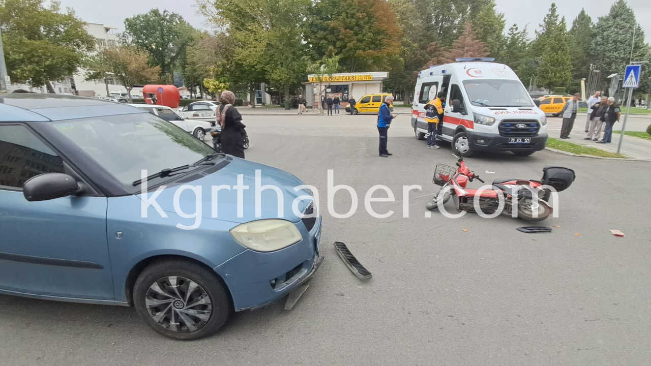 Karamanda Otomobil Ile Elektrikli Bisiklet Carpisti Yasli Adam Yaralandi1