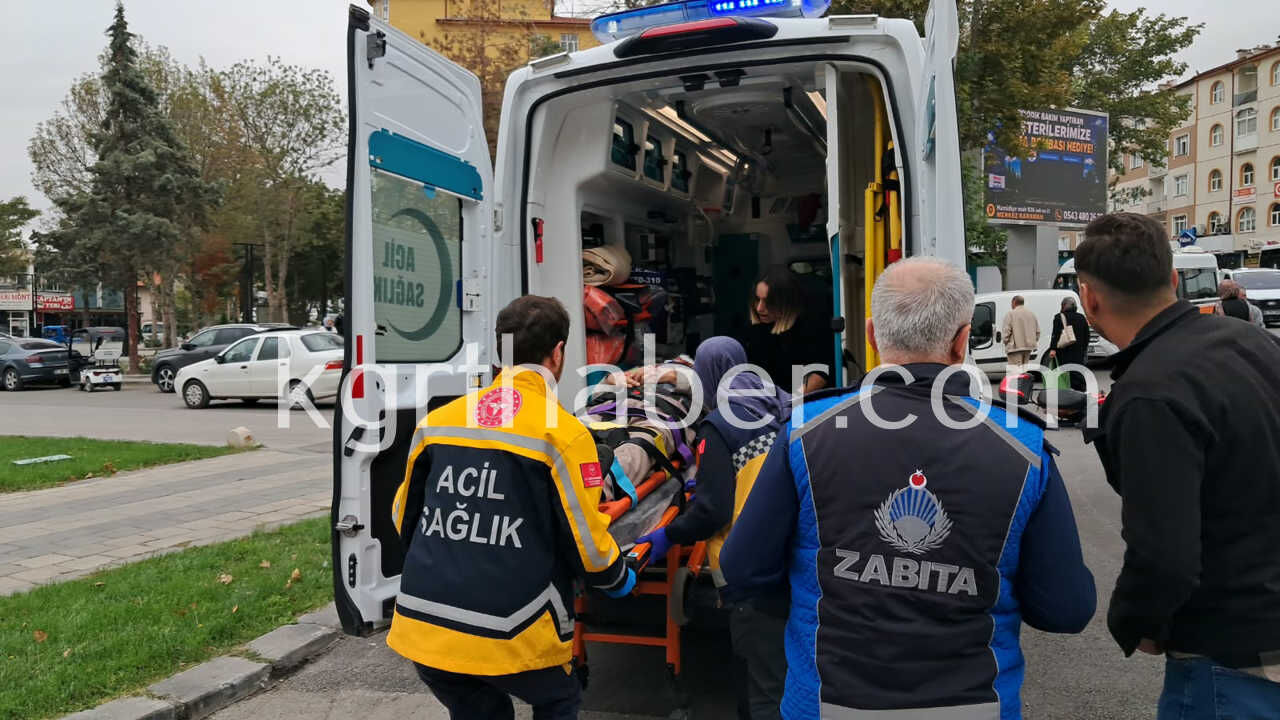 Karamanda Otomobil Ile Elektrikli Bisiklet Carpisti Yasli Adam Yaralandi11