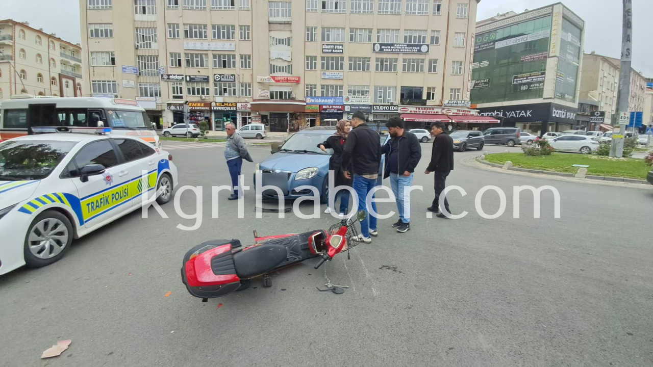 Karamanda Otomobil Ile Elektrikli Bisiklet Carpisti Yasli Adam Yaralandi13