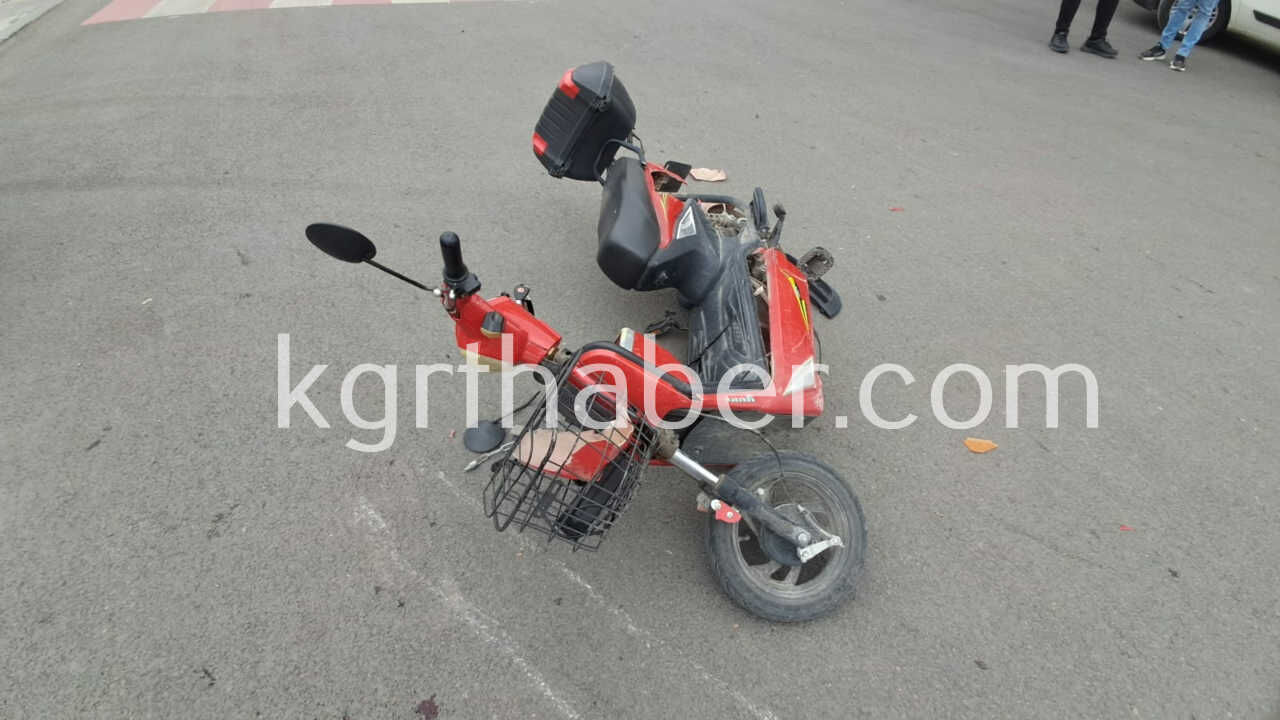 Karamanda Otomobil Ile Elektrikli Bisiklet Carpisti Yasli Adam Yaralandi2