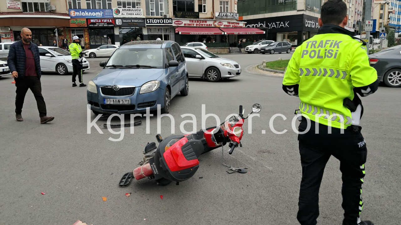 Karamanda Otomobil Ile Elektrikli Bisiklet Carpisti Yasli Adam Yaralandi6