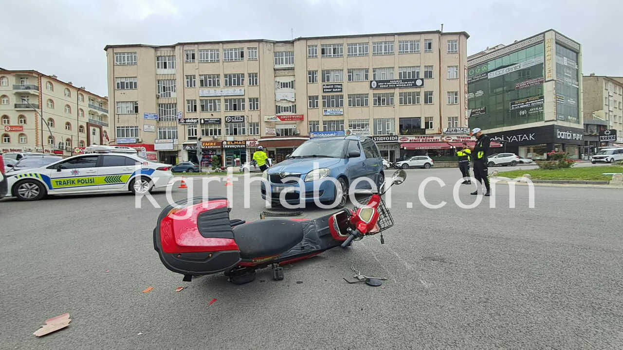 Karamanda Otomobil Ile Elektrikli Bisiklet Carpisti Yasli Adam Yaralandi7