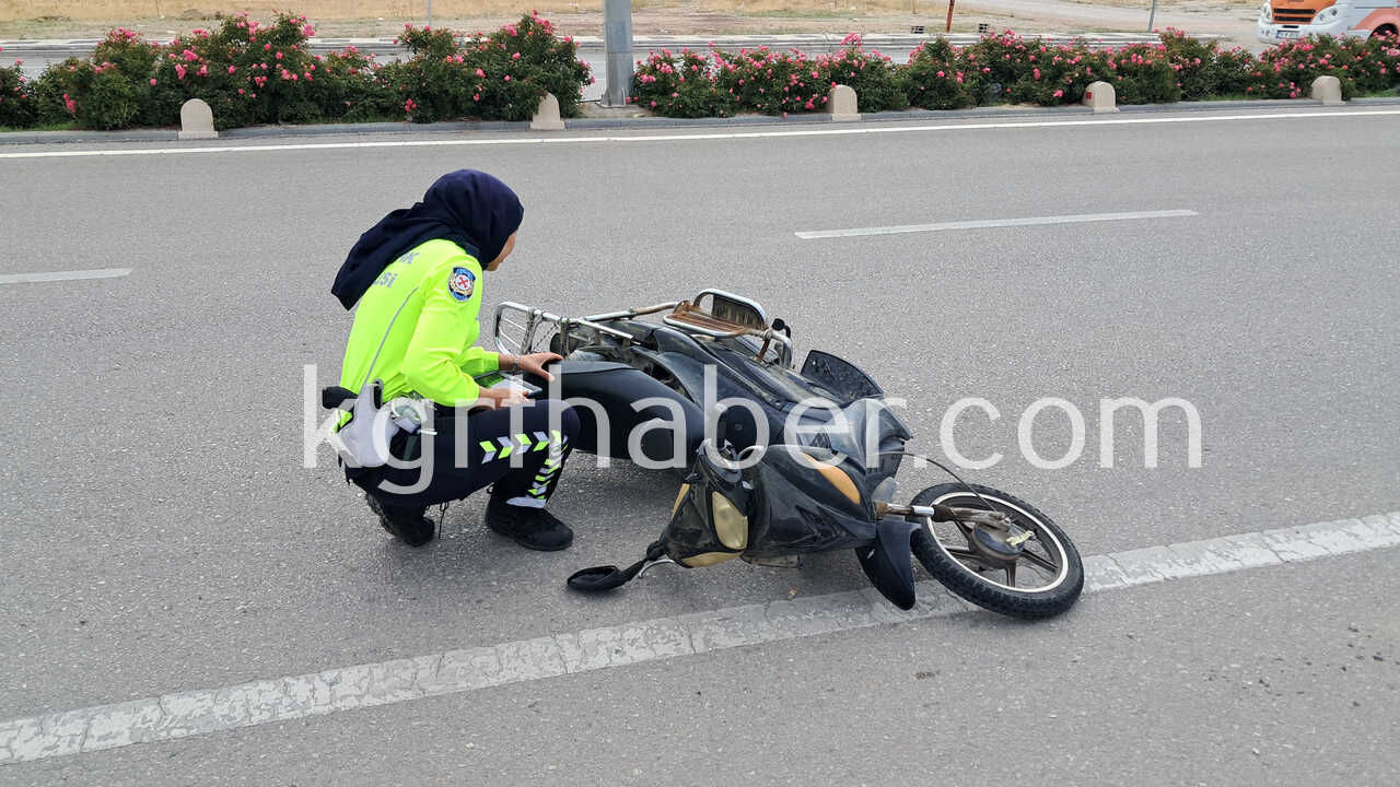 Karamanda Otomobilin Carptigi Elektrikli Bisiklet Surucusu Servise Carparak Yaralandi Kaza Ani Kamerada2