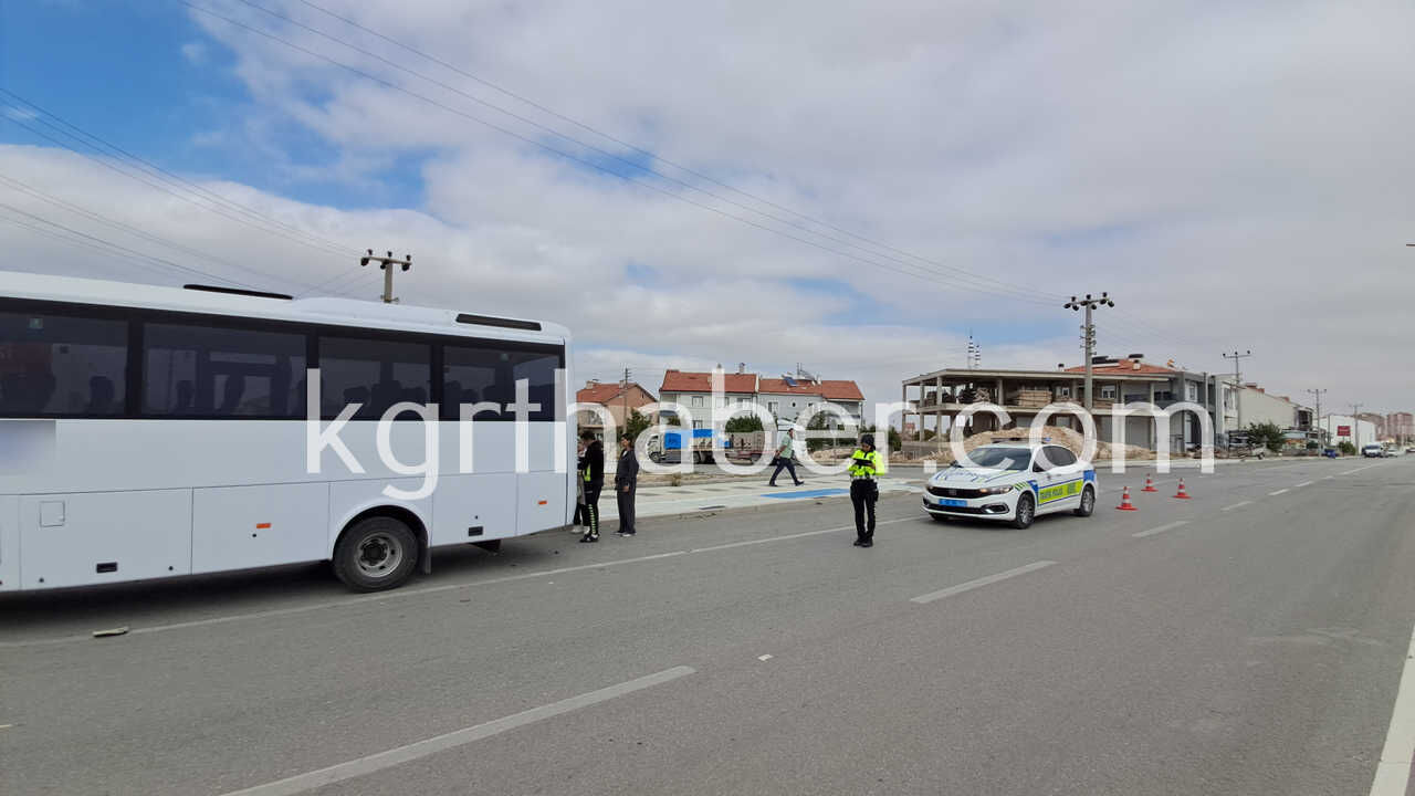 Karamanda Otomobilin Carptigi Elektrikli Bisiklet Surucusu Servise Carparak Yaralandi Kaza Ani Kamerada4