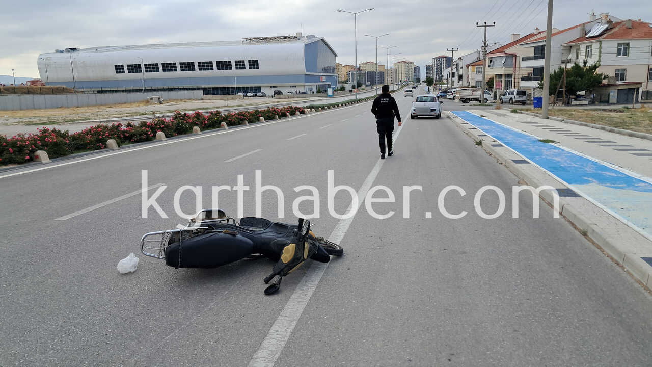 Karamanda Otomobilin Carptigi Elektrikli Bisiklet Surucusu Servise Carparak Yaralandi Kaza Ani Kamerada5