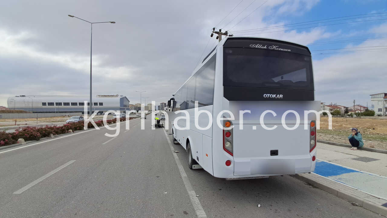 Karamanda Otomobilin Carptigi Elektrikli Bisiklet Surucusu Servise Carparak Yaralandi Kaza Ani Kamerada7