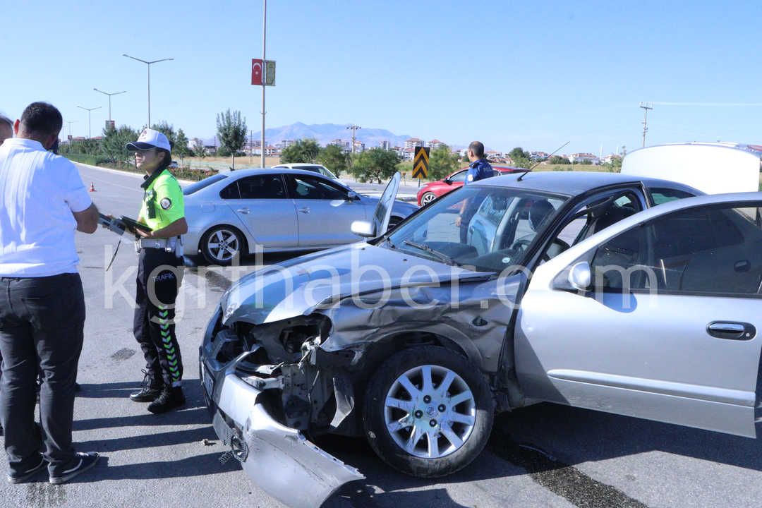 Karaman’da Otomobiller Kavşakta Çarpıştı 1’I Bebek, 3’Ü Çocuk 6 Yaralı10