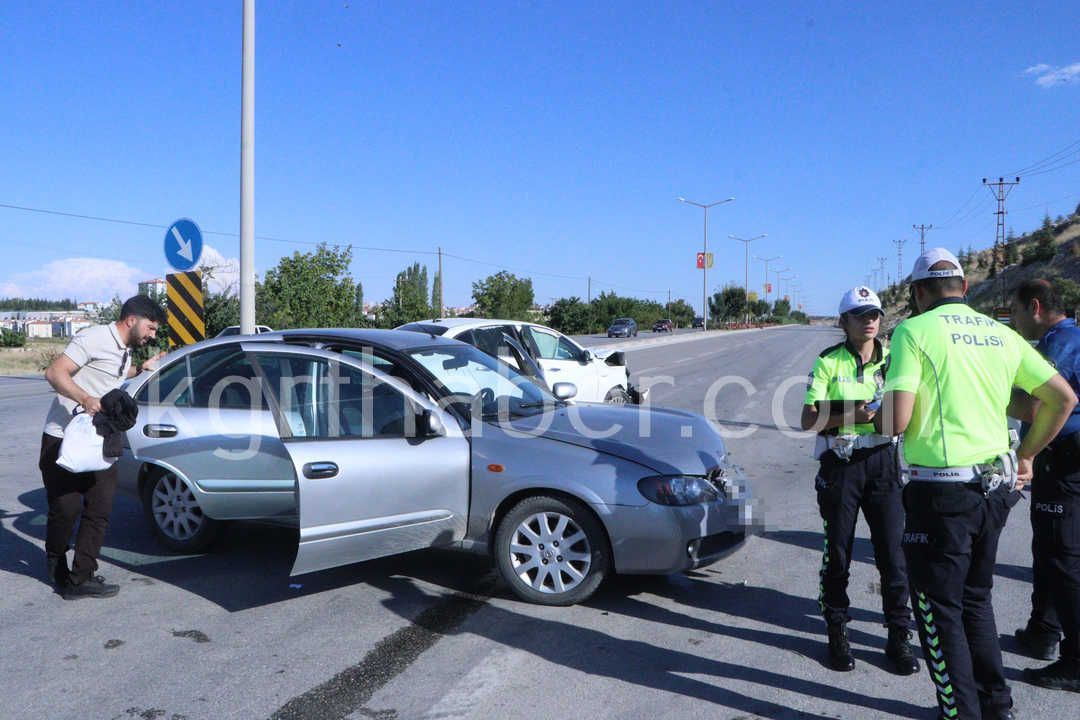 Karaman’da Otomobiller Kavşakta Çarpıştı 1’I Bebek, 3’Ü Çocuk 6 Yaralı11