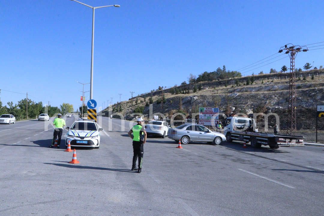 Karaman’da Otomobiller Kavşakta Çarpıştı 1’I Bebek, 3’Ü Çocuk 6 Yaralı3