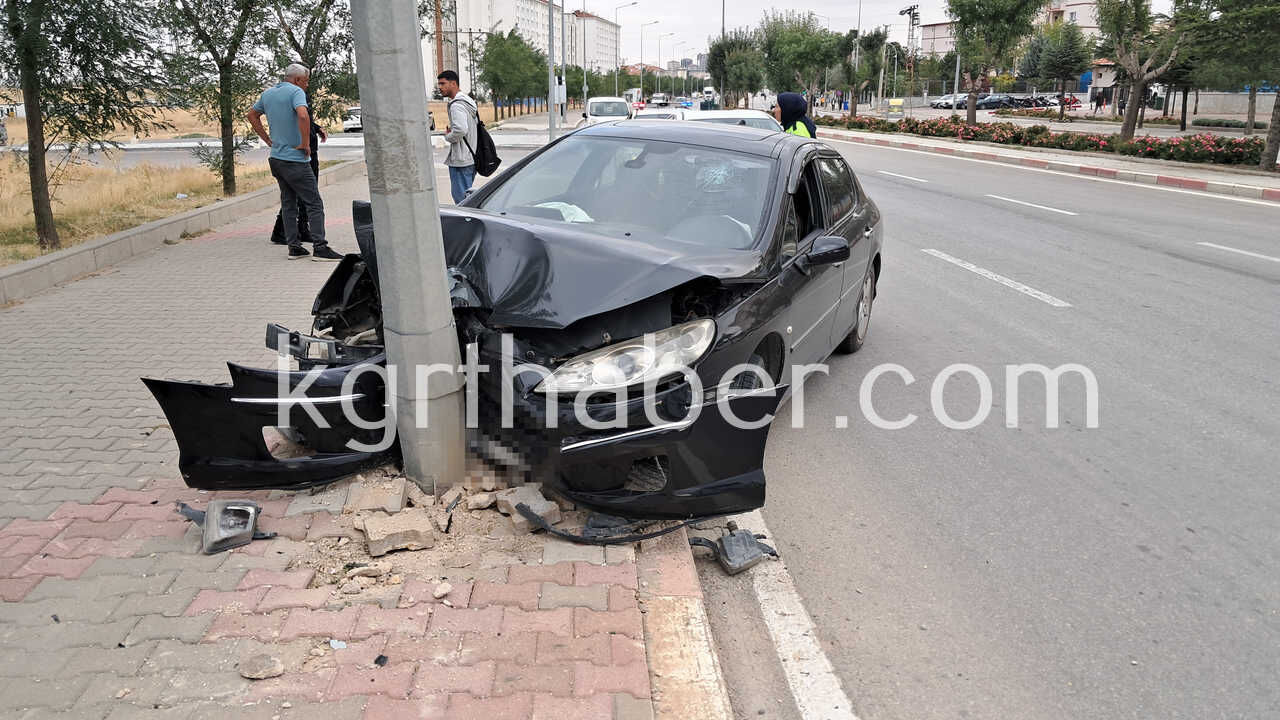 Karamanda Universite Yolunda Kaza Aydinlatma Diregine Carpti0