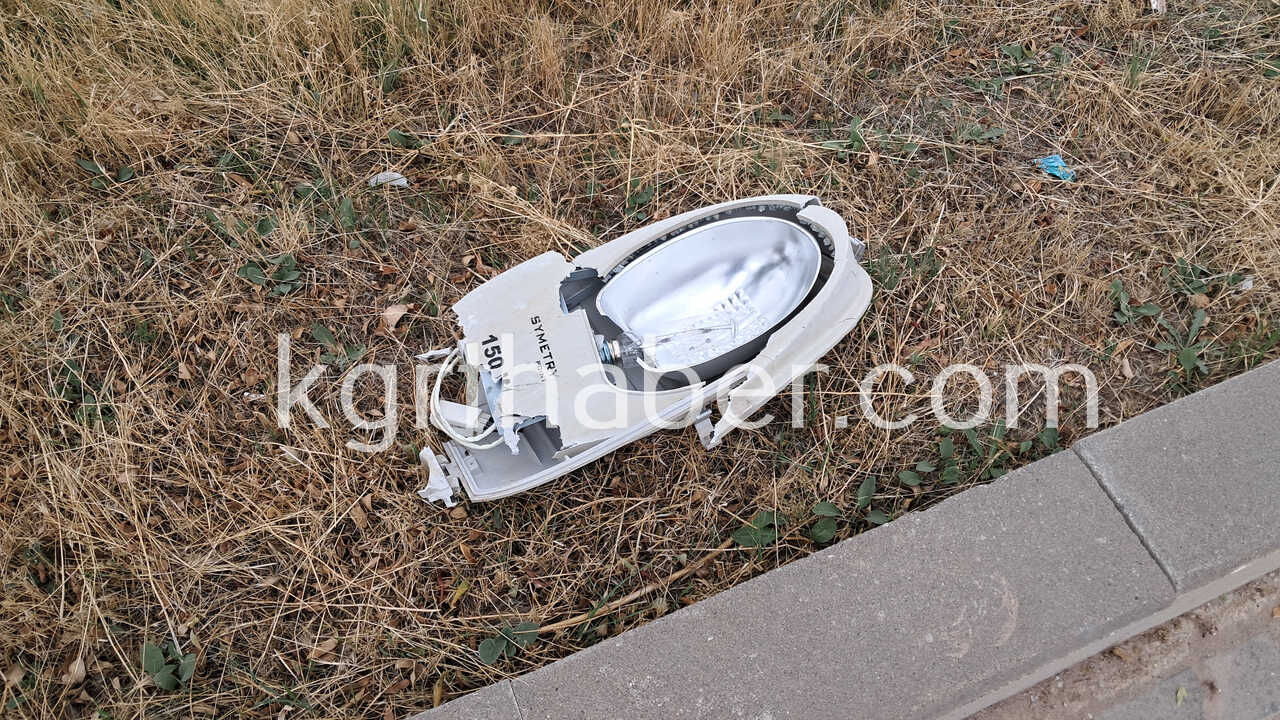 Karamanda Universite Yolunda Kaza Aydinlatma Diregine Carpti3