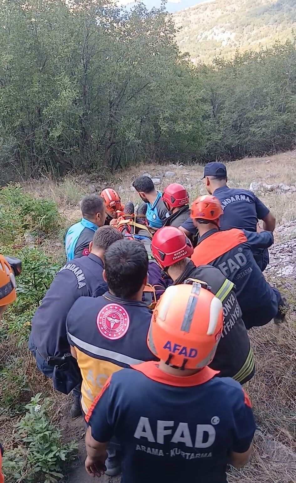 Magarada Korku Dolu Anlar Kadin Helikopterle Kurtarildi (1)