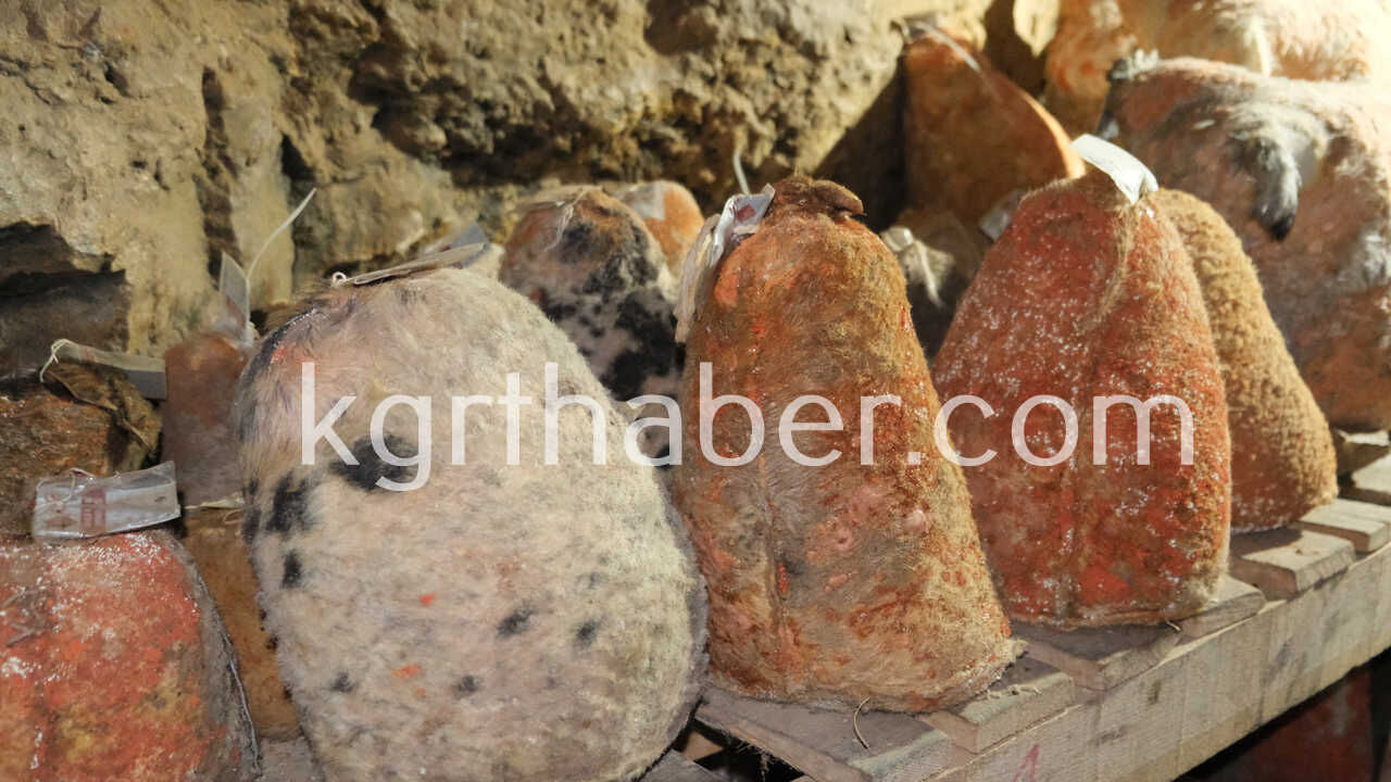 Magaraya Beyaz Giriyor Kirmizi Cikiyor Divle Obruk Peyniri Sofralara Hazirlaniyor15