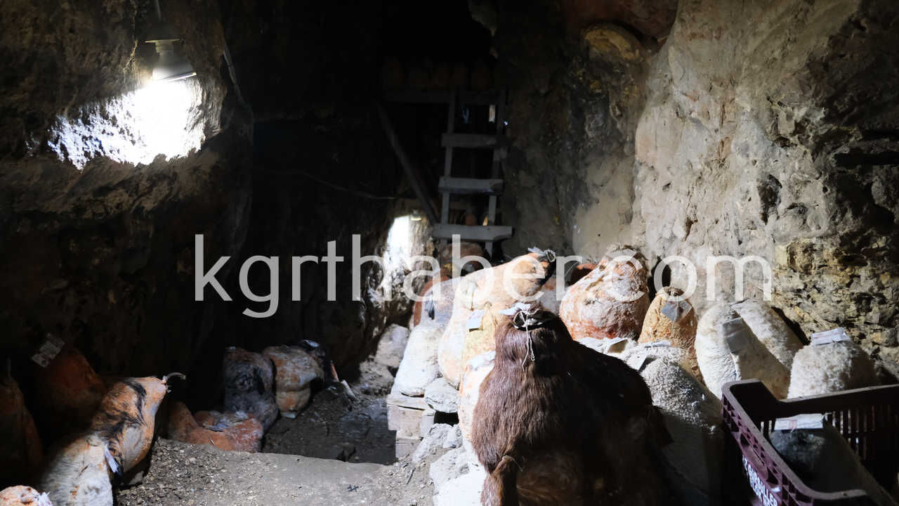 Magaraya Beyaz Giriyor Kirmizi Cikiyor Divle Obruk Peyniri Sofralara Hazirlaniyor16