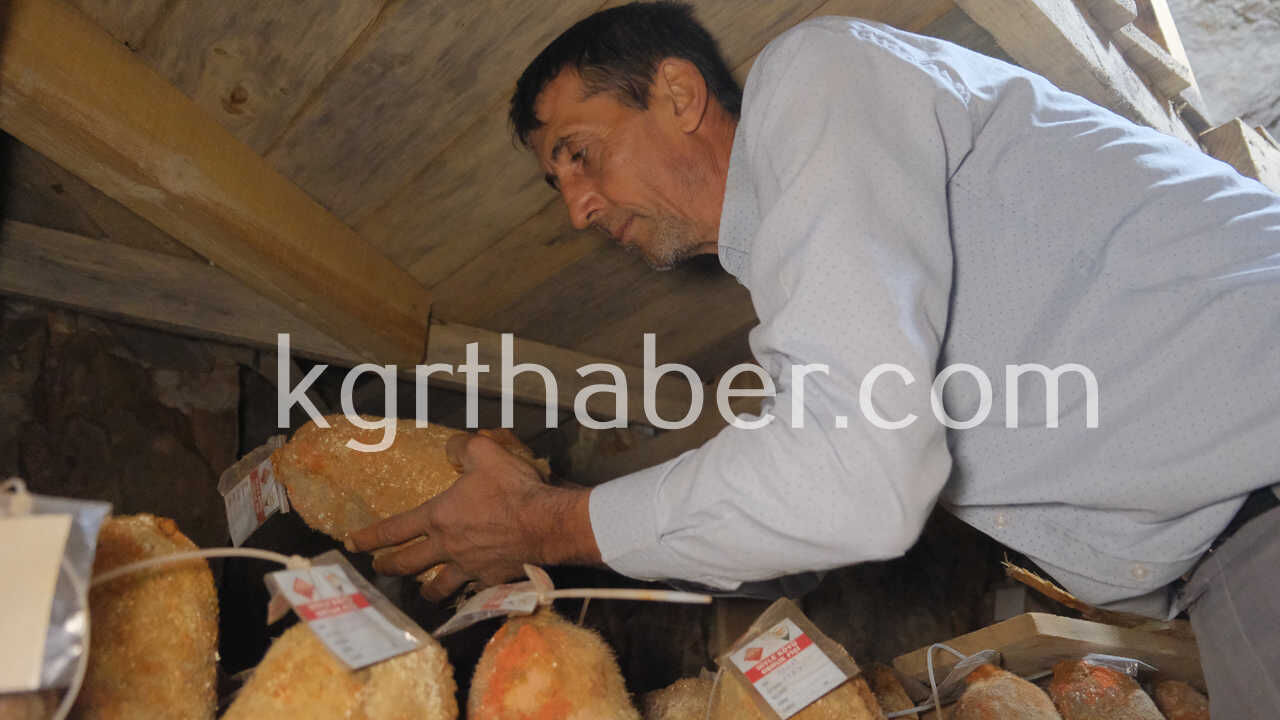 Magaraya Beyaz Giriyor Kirmizi Cikiyor Divle Obruk Peyniri Sofralara Hazirlaniyor5