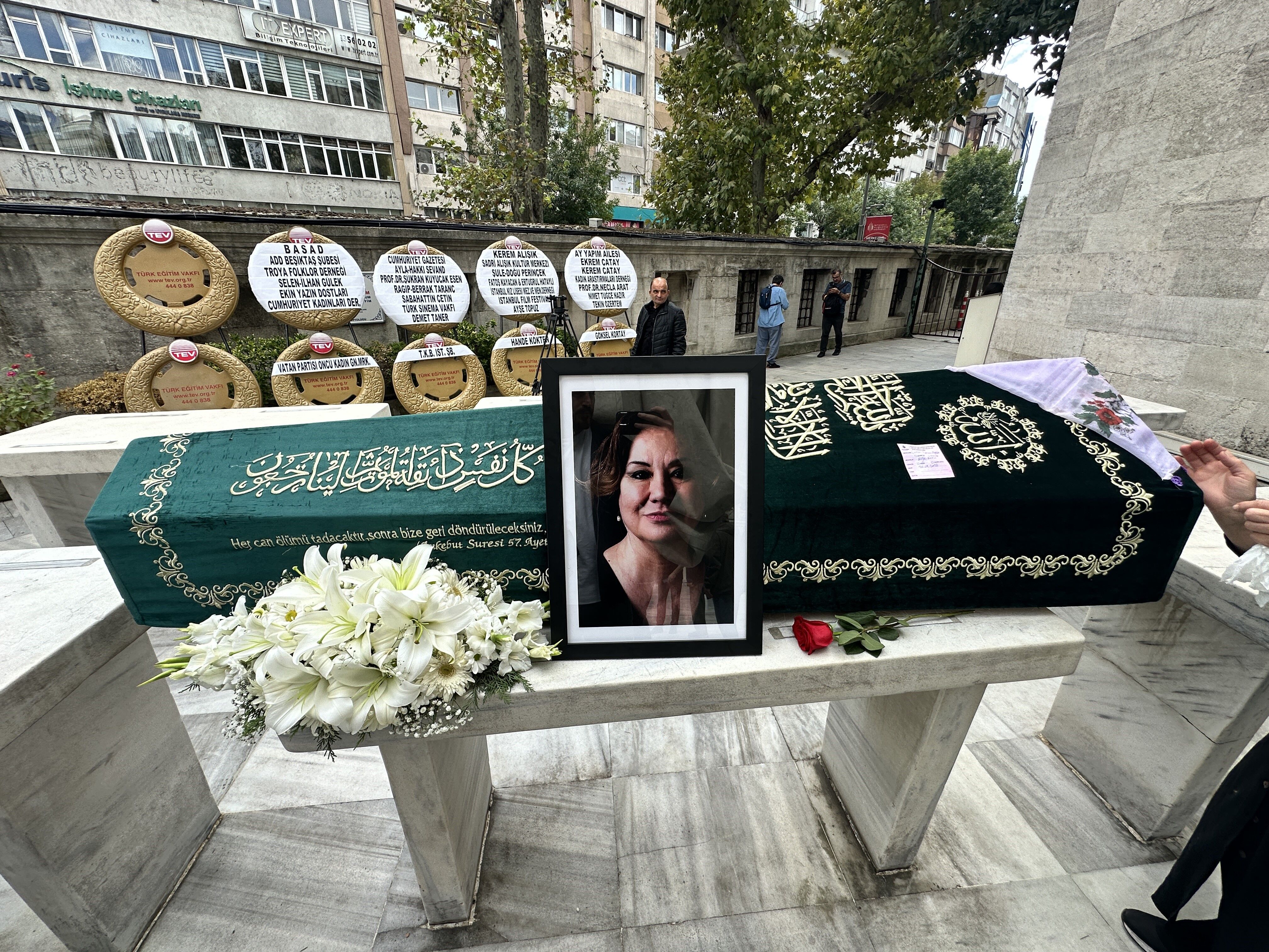 Usta Oyuncu Gulsen Tuncer Son Yolculuguna Ugurlandi (2)