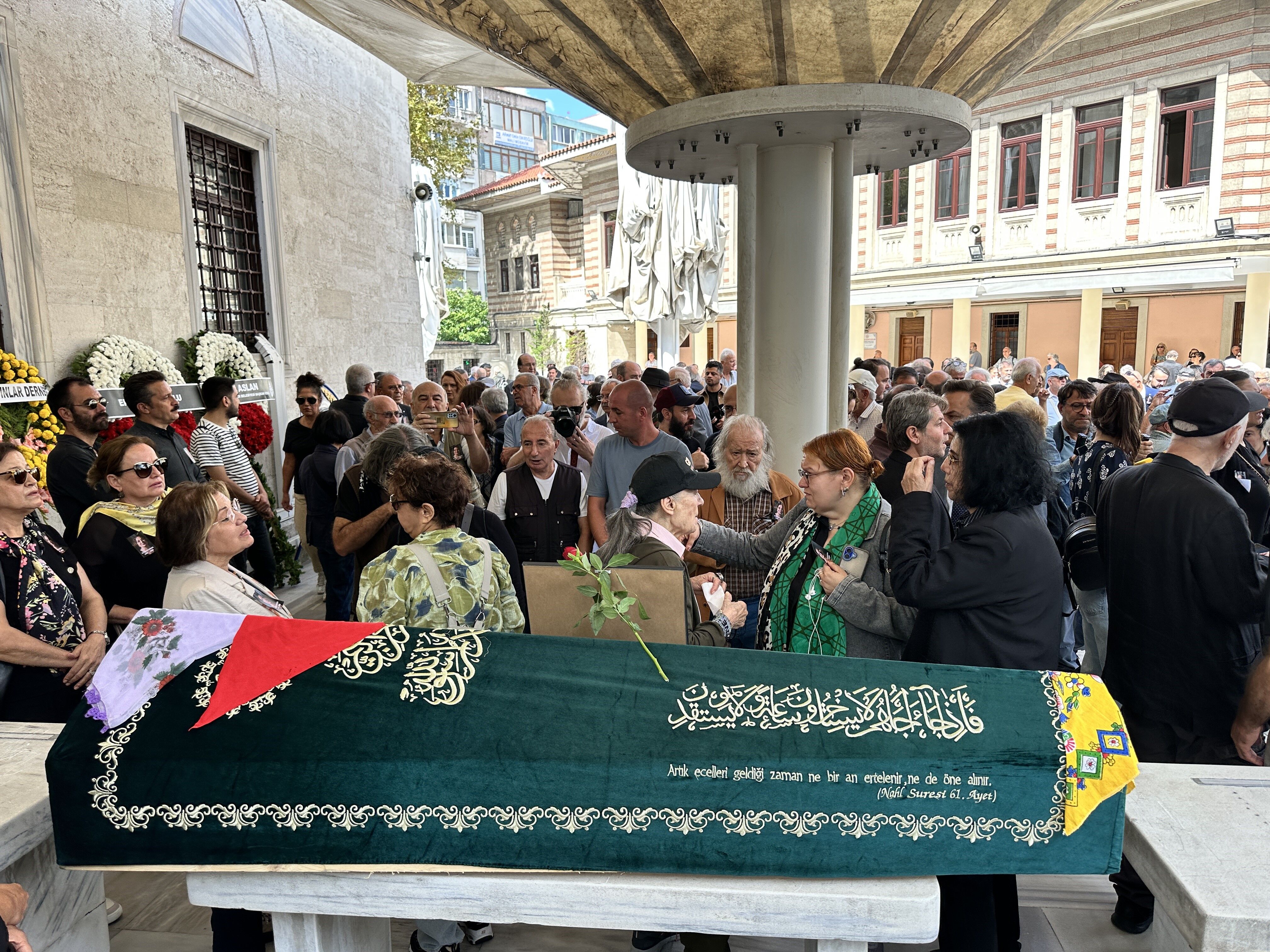 Usta Oyuncu Gulsen Tuncer Son Yolculuguna Ugurlandi (3)
