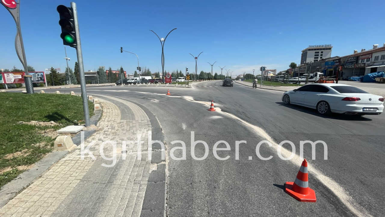 Yola Dokulen Yag Kazaya Neden Oldu Otomobil Beton Dubaya Carpti0