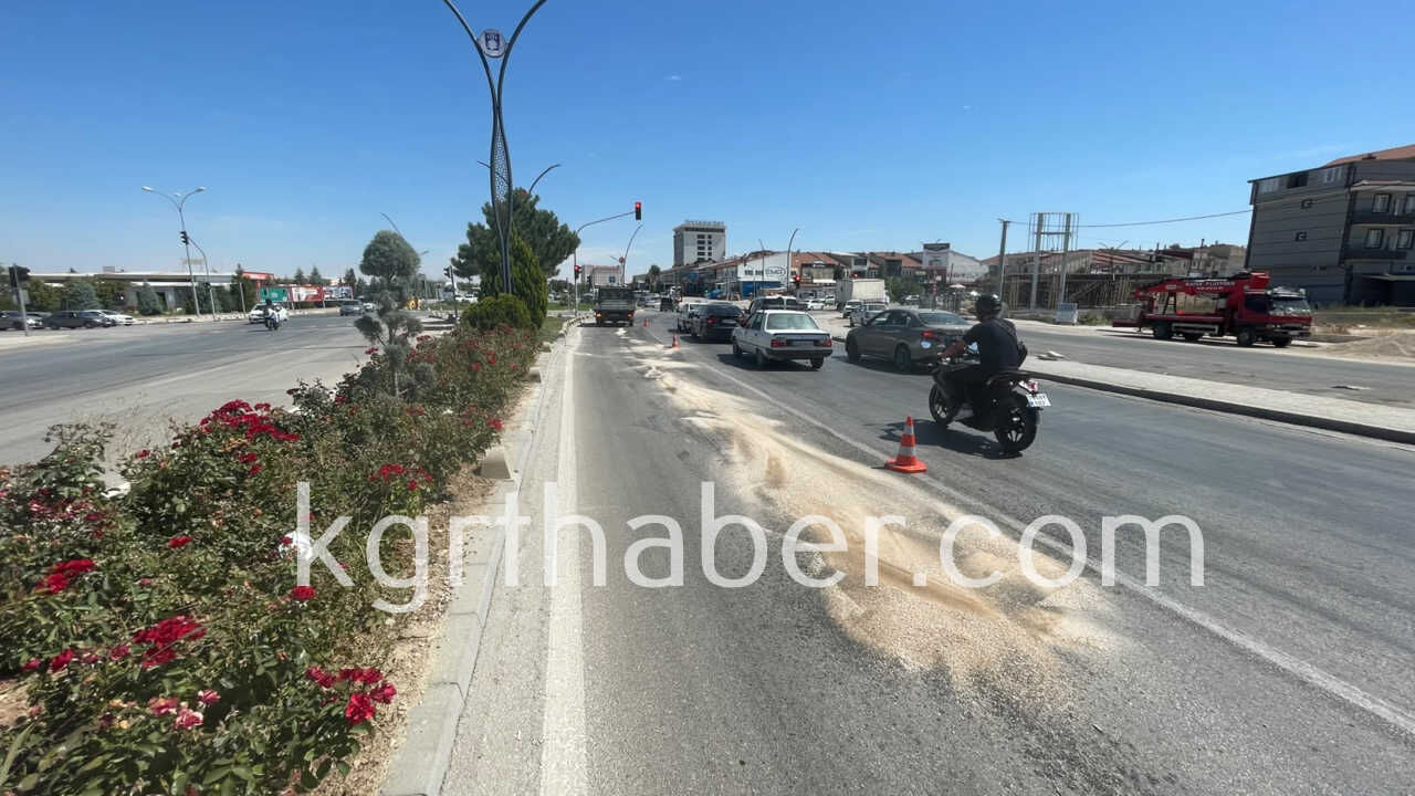 Yola Dokulen Yag Kazaya Neden Oldu Otomobil Beton Dubaya Carpti1