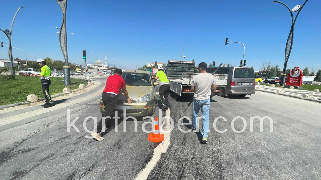 Yola Dokulen Yag Kazaya Neden Oldu Otomobil Beton Dubaya Carpti3